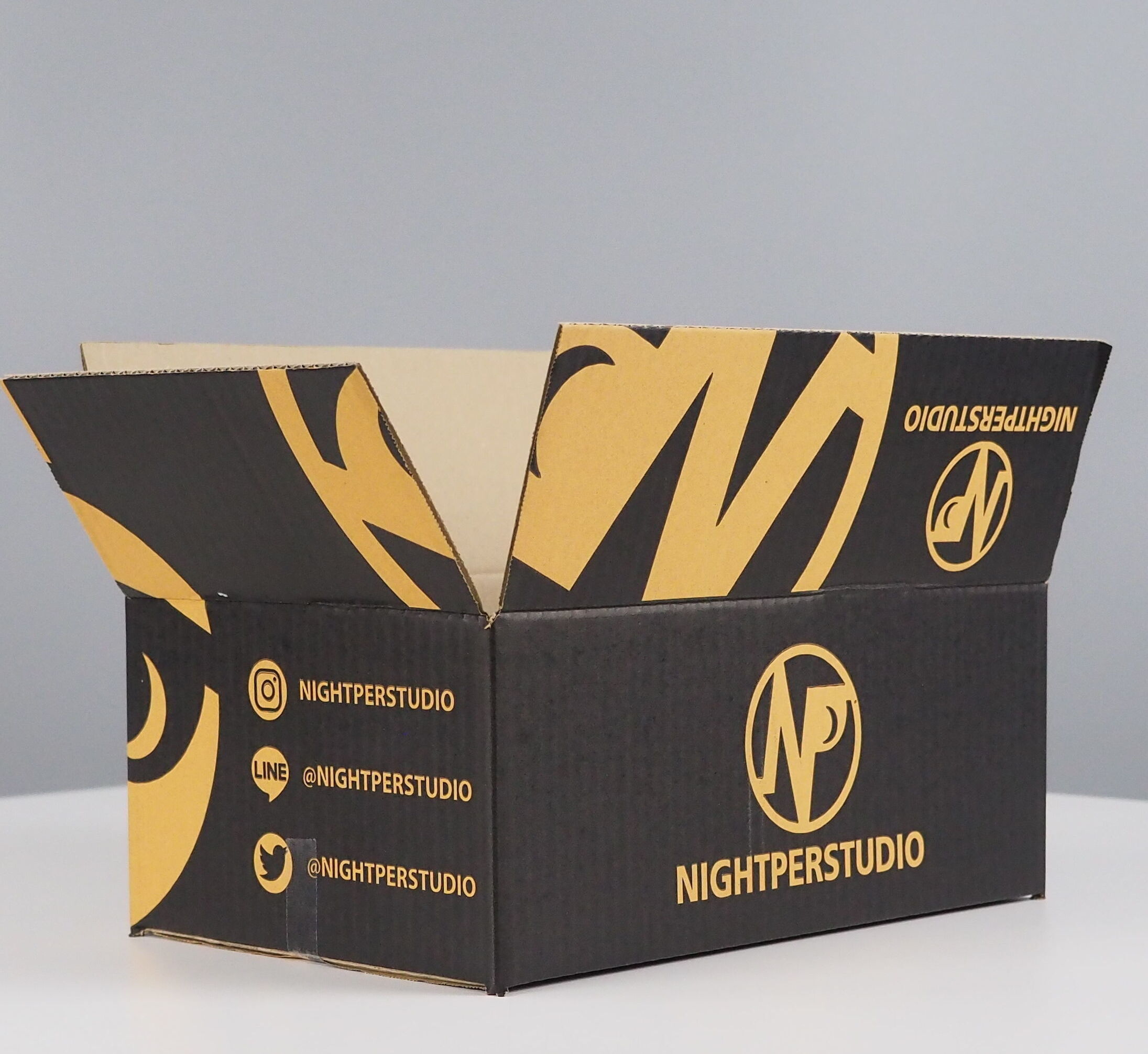 กล่องแบรนด์เสื้อผ้าแนวstreetwear
Brand : NIGHTPERSTUDIO
รูปแบบกล่อง : กล่องฝาชน
ขนาดกล่อง : ไปรษณณีย์ ปณ B 17x25x9 cm
ขนาดกล่อง : ไปรษณณีย์ ปณ D 22x35x14cm 
ความหนากล่อง : 3 ชั้น ลอน B
สีผิวกล่อง : KA