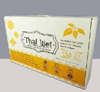 กล่องกระดาษลูกฟูก บรรจุหมอนยางพารา Thai Weiขนาด 36x56x14 cm.รูปแบบกล่อง ไดคัทหูช้าง + เจาะรูสำหรับใส่หูหิ้วพลาสติกกล่องหนา 3 ชั้น ลอน Bสีกล่อง ด้านนอก170KS/ด้านใน170CAพิมพ์ 2 สี 1 ด้านรหัสสินค้า