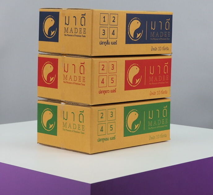กล่องปลาทูเข้าห้องเย็นรูปแบบกล่อง : กล่องฝาชนขนาดกล่อง : 25.5 x 38 x 13 cmความหนากล่อง : 5 ชั้น ลอน Bcสีผิวกล่อง : Ka พิมพ์ : 1 สี 4 ด้าน  : รหัส : 2488-26