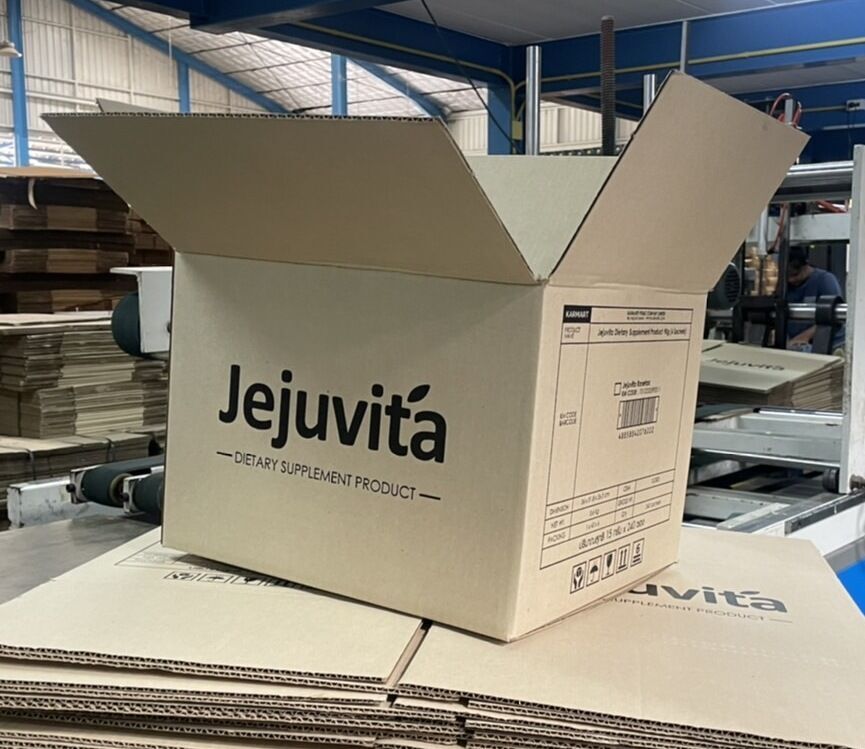 กล่องอาหารเสริมJEJUVITAจำนวน40pscรูปแบบกล่องฝาชนขนาด31.8x35.8x25.3cmเกรด125ki/125kiความหนา3ชั้นลอน Bพิมพ์1สี4ด้านรหัสกล่อง732-16กล่องอาหารเสริมบำรุงผิวกล่องอาหารเสริมดีท็อกซ์กล่องอาหารเสริมไฟ