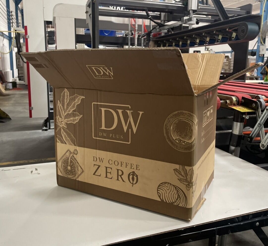 DW Coffee Ziro กล่องกาแฟที่ลดน้ำหนักไวที่สุด หุ่นดีได้
รับผลิตกล่องกาแฟลดน้ำหนักเราเป็นโรงงานผลิตกล่องกระดาษลุกฟูกสำหรับกาแฟหรือลังกระดาษสำหรับส่งผ่านตัวเเทนกล่องตัวนี้สามารถพิมพ์ย้อมสีได้ตามความต้องก